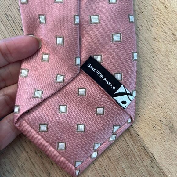 Saks Fifth Avenue pink and taupe printed tie with small squares tie 100% silk - Picture 2 of 6